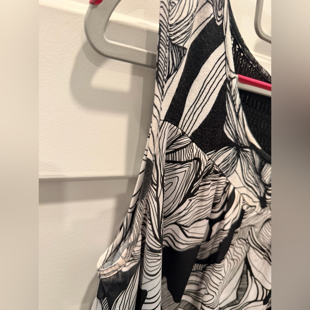 Cupio Black & White Abstract Sleeveless Blouse | Mesh Back | Size L - Picture 3 of 9